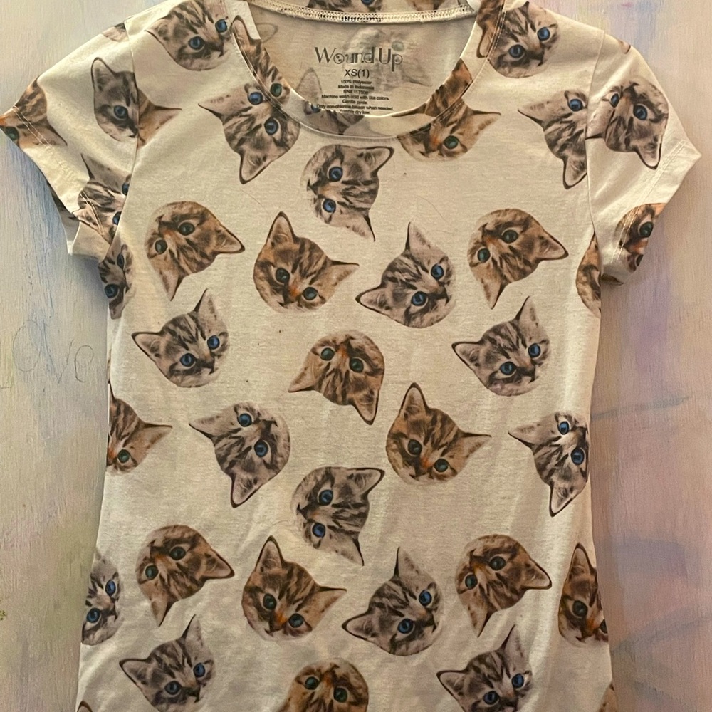 Kids Cat NightGowned \ Size : Small 7/8 / This shirt is 100% polyester